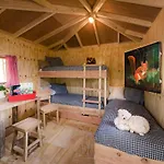 אתר קמפינג Recreatiepark D'n Mastendol Luxe Boomhutten Rijen