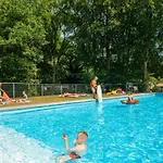 Recreatiepark D'n Mastendol Luxe Boomhutten אתר קמפינג