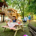 Recreatiepark D'n Mastendol Luxe Boomhutten אתר קמפינג